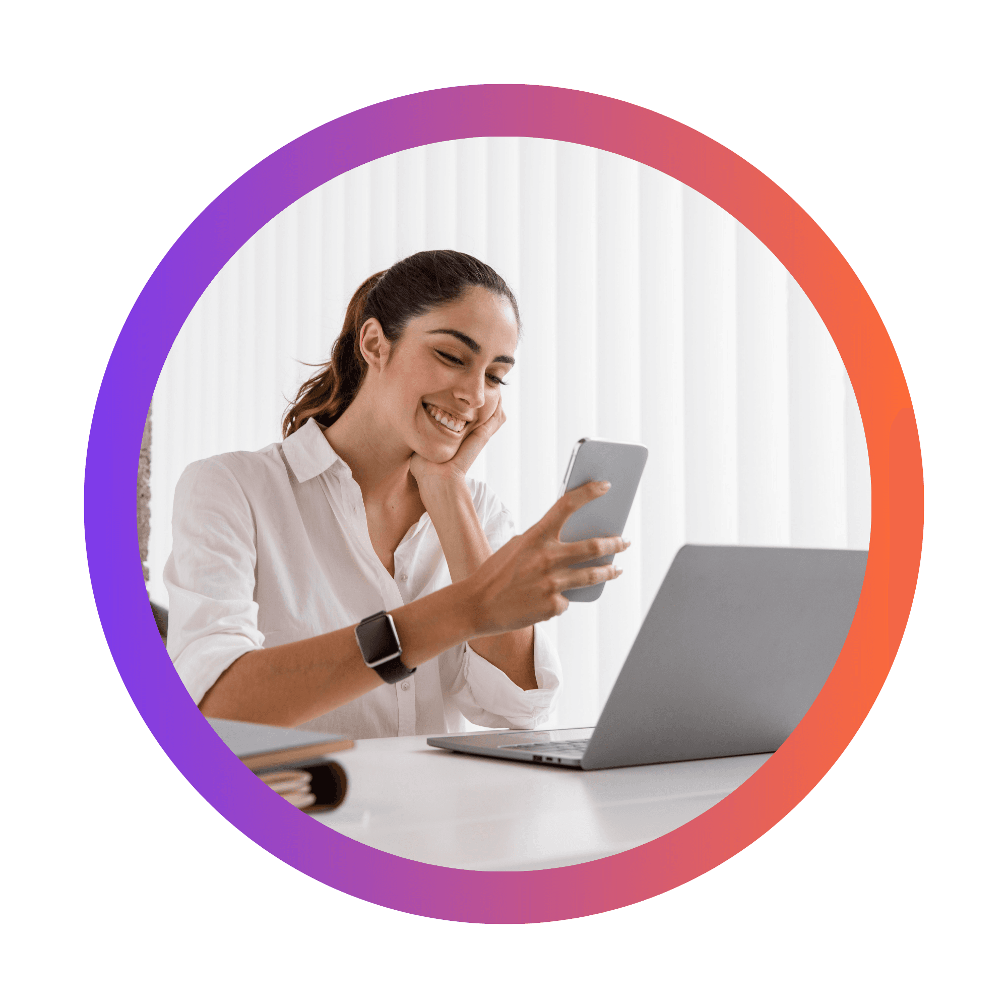 Pessoa sorrindo com laptop